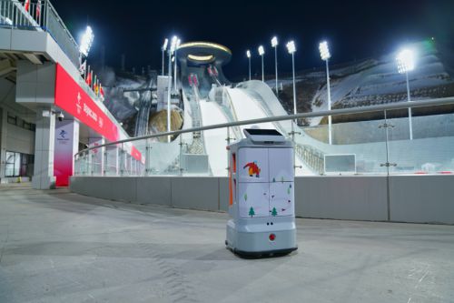 暢游在知識(shí)的海洋里,九號(hào)機(jī)器人成上海智慧圖書館 大明星